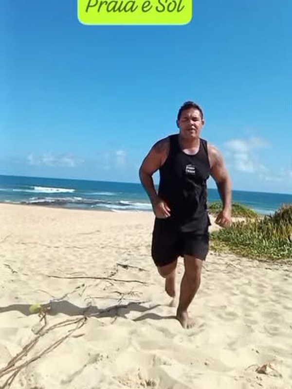 Evandro Junior correndo na praia