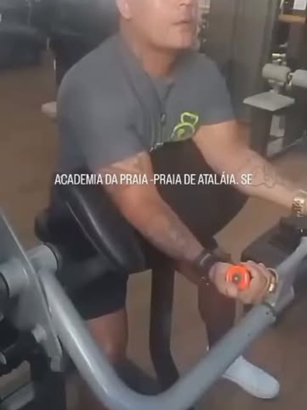 Evandro Junior treinando na academia