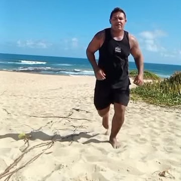Evandro correndo na areia da praia