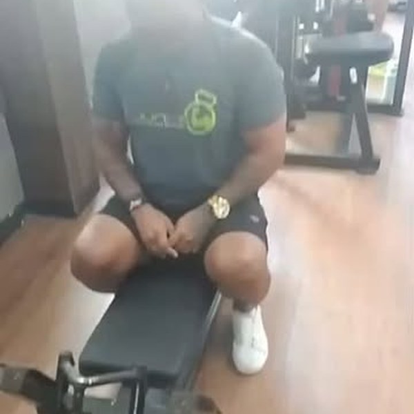 Evandro entre uma série e outra na academia