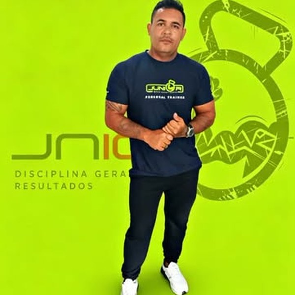 Evandro com a camiseta Junior Personal Trainer